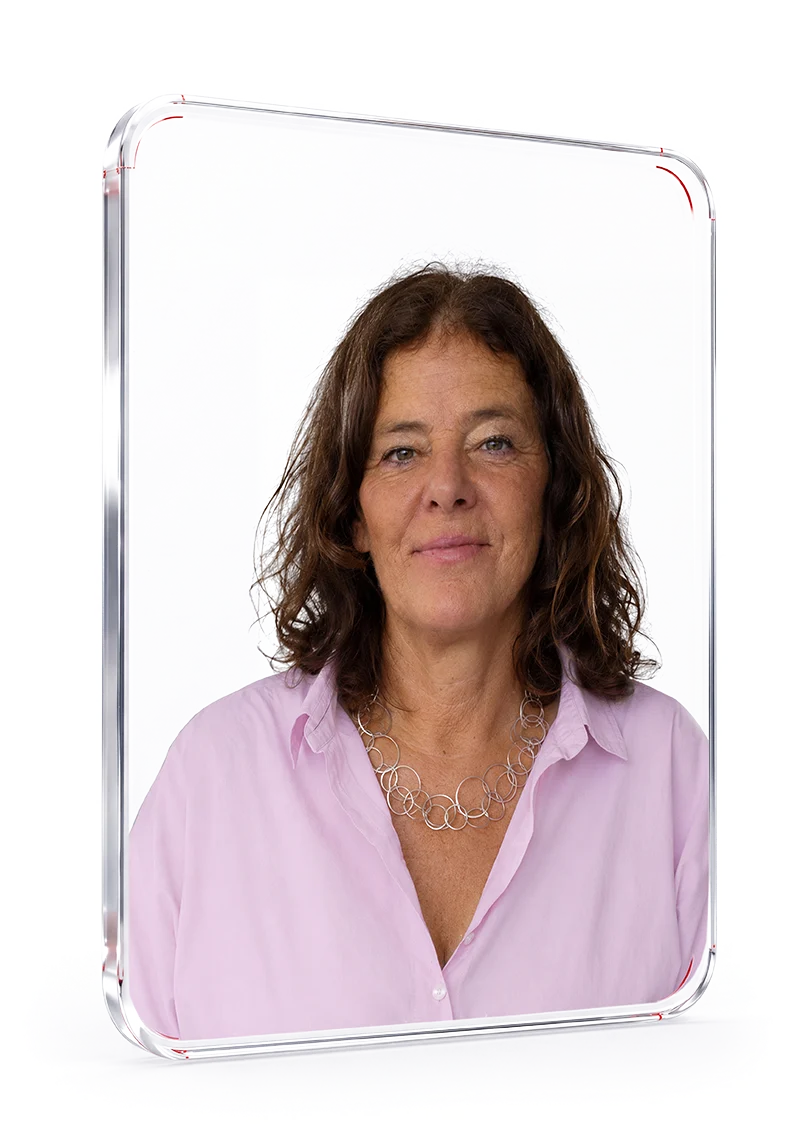 Martina Manich, CEO team::mt GmbH — Porträt in der Glaskachel
